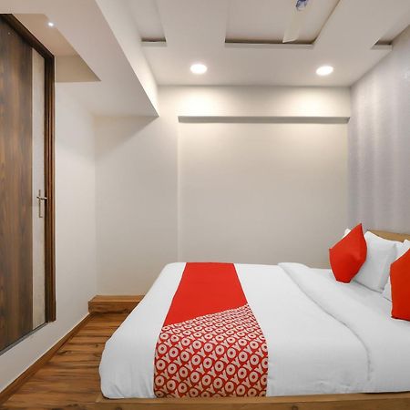 Oyo Hotel Shree Niwas Ahmedabad Esterno foto