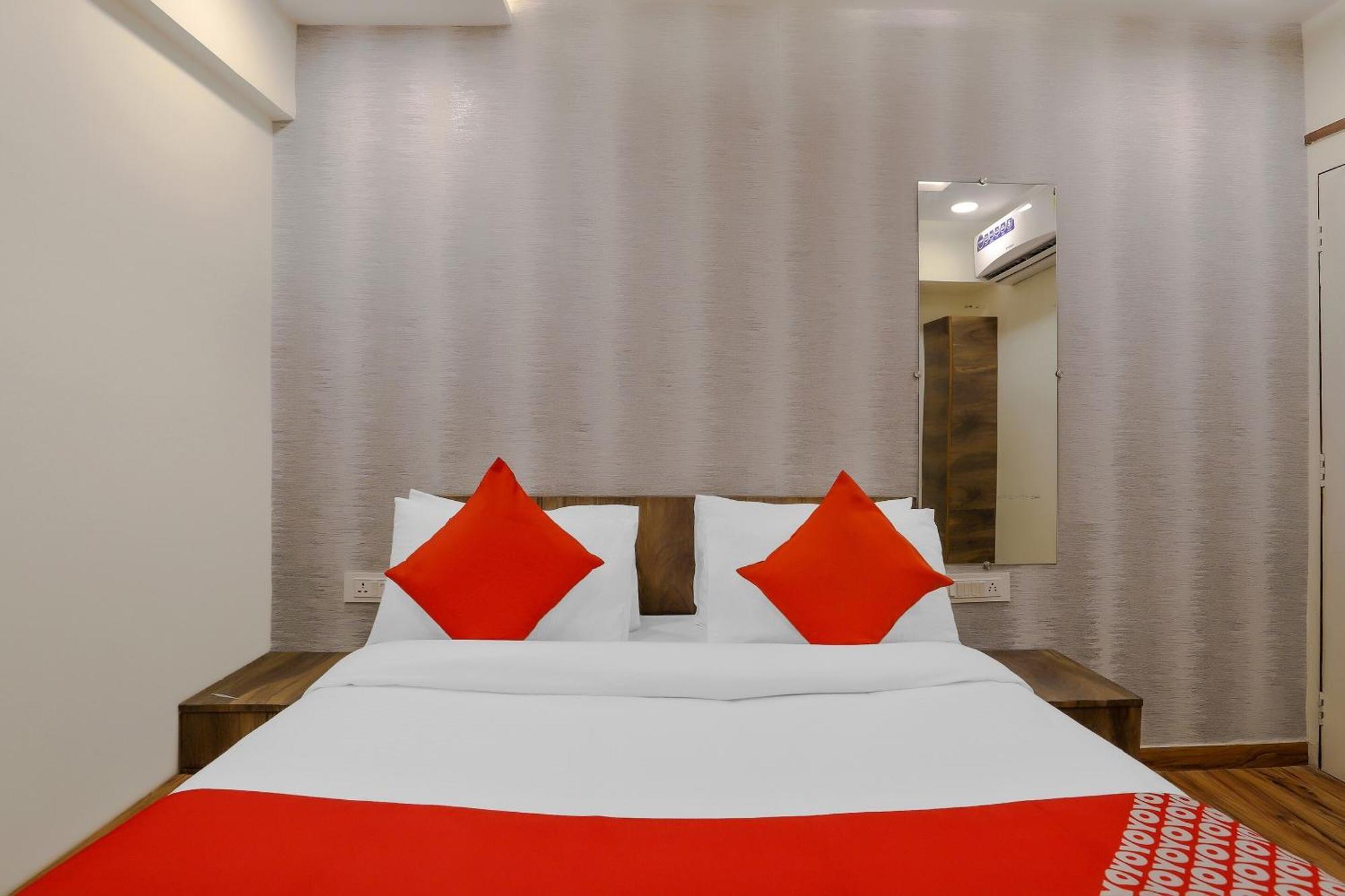 Oyo Hotel Shree Niwas Ahmedabad Esterno foto