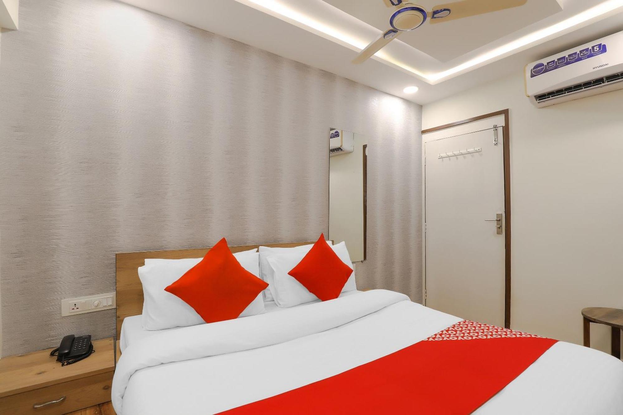 Oyo Hotel Shree Niwas Ahmedabad Esterno foto