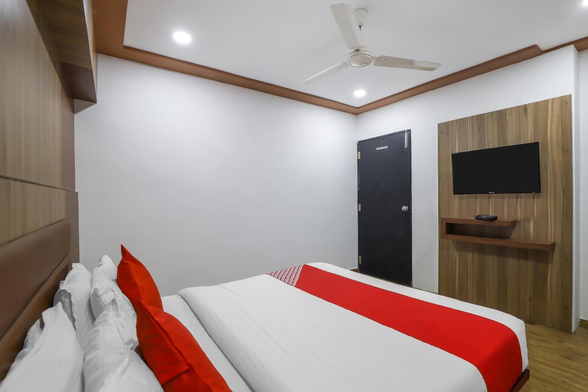 Oyo Hotel Shree Niwas Ahmedabad Esterno foto