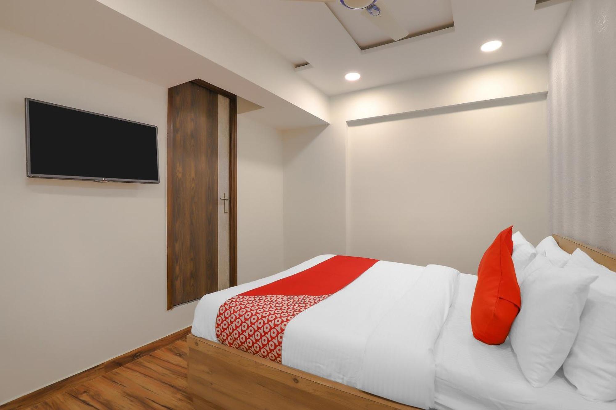 Oyo Hotel Shree Niwas Ahmedabad Esterno foto