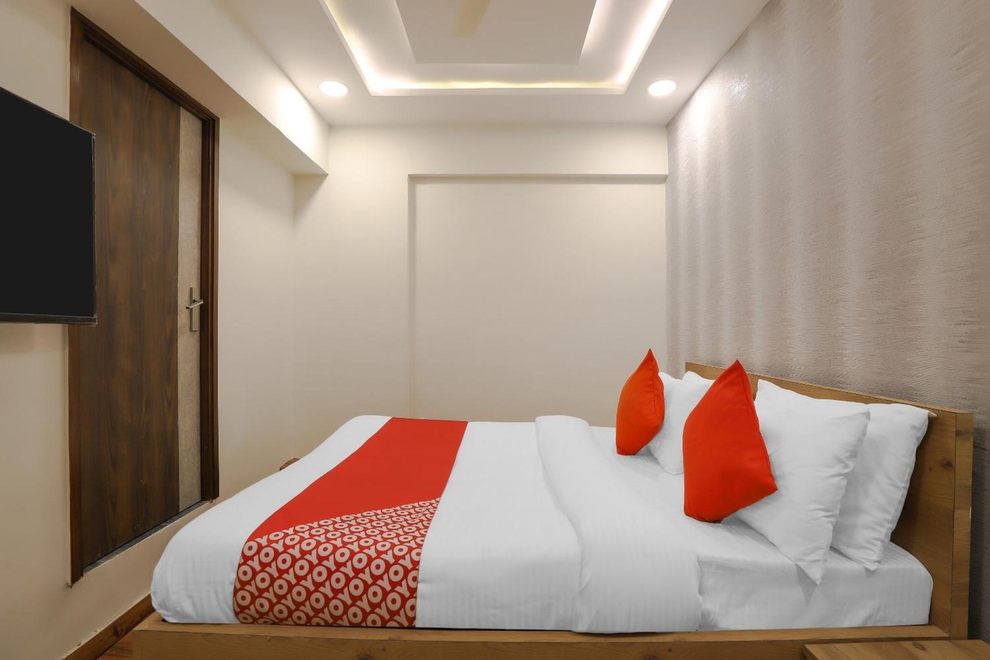 Oyo Hotel Shree Niwas Ahmedabad Esterno foto