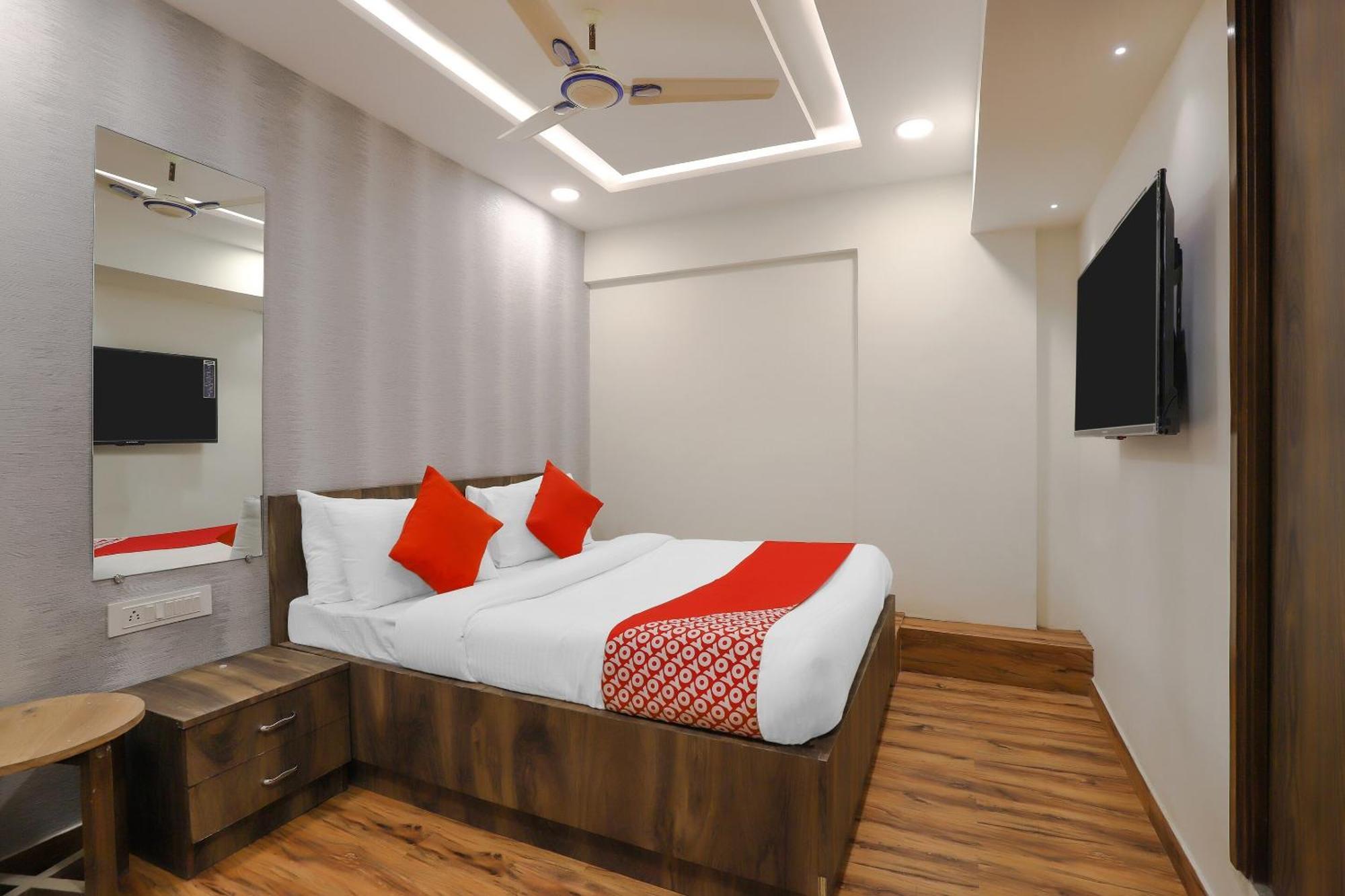 Oyo Hotel Shree Niwas Ahmedabad Esterno foto