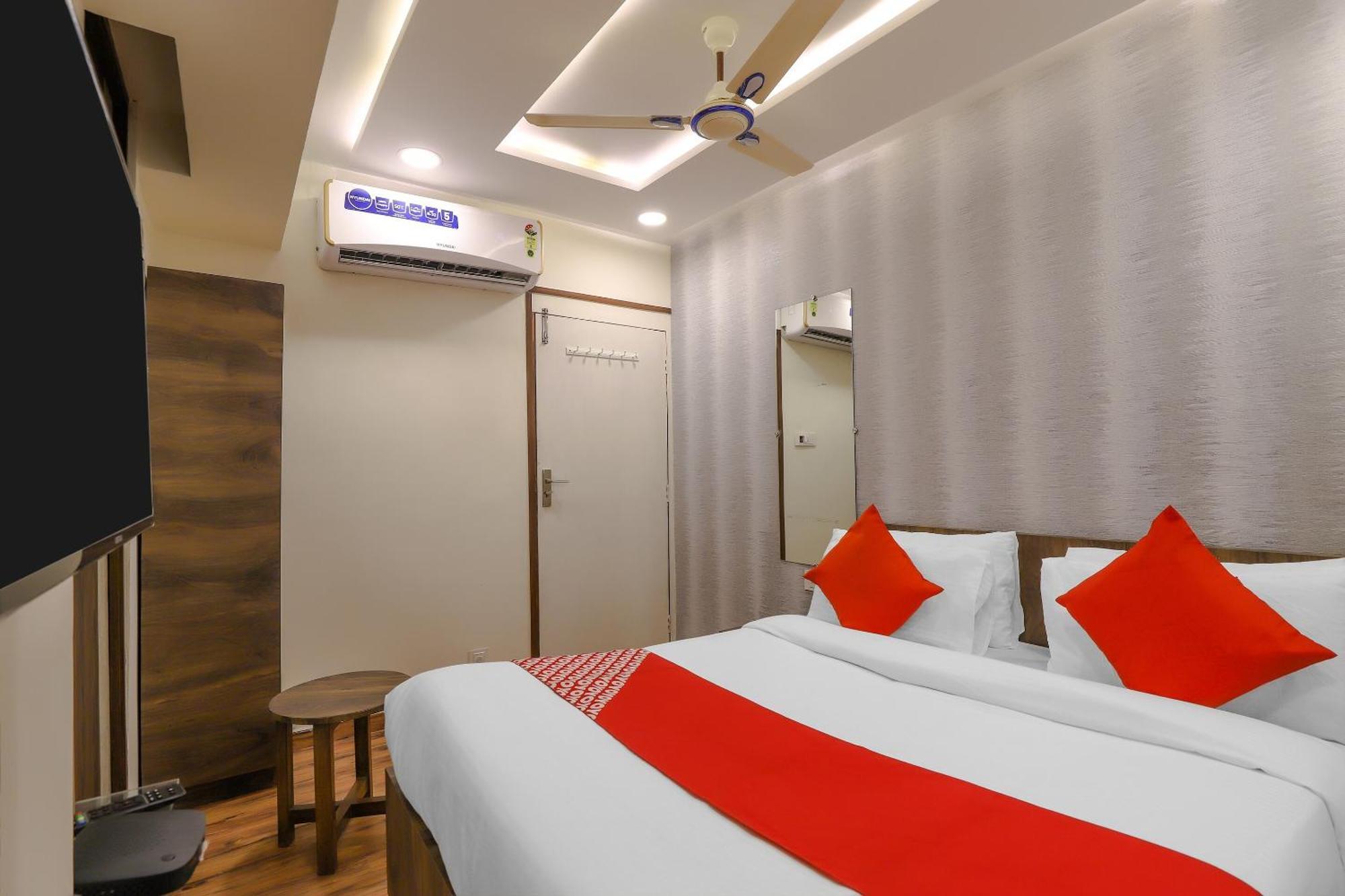Oyo Hotel Shree Niwas Ahmedabad Esterno foto
