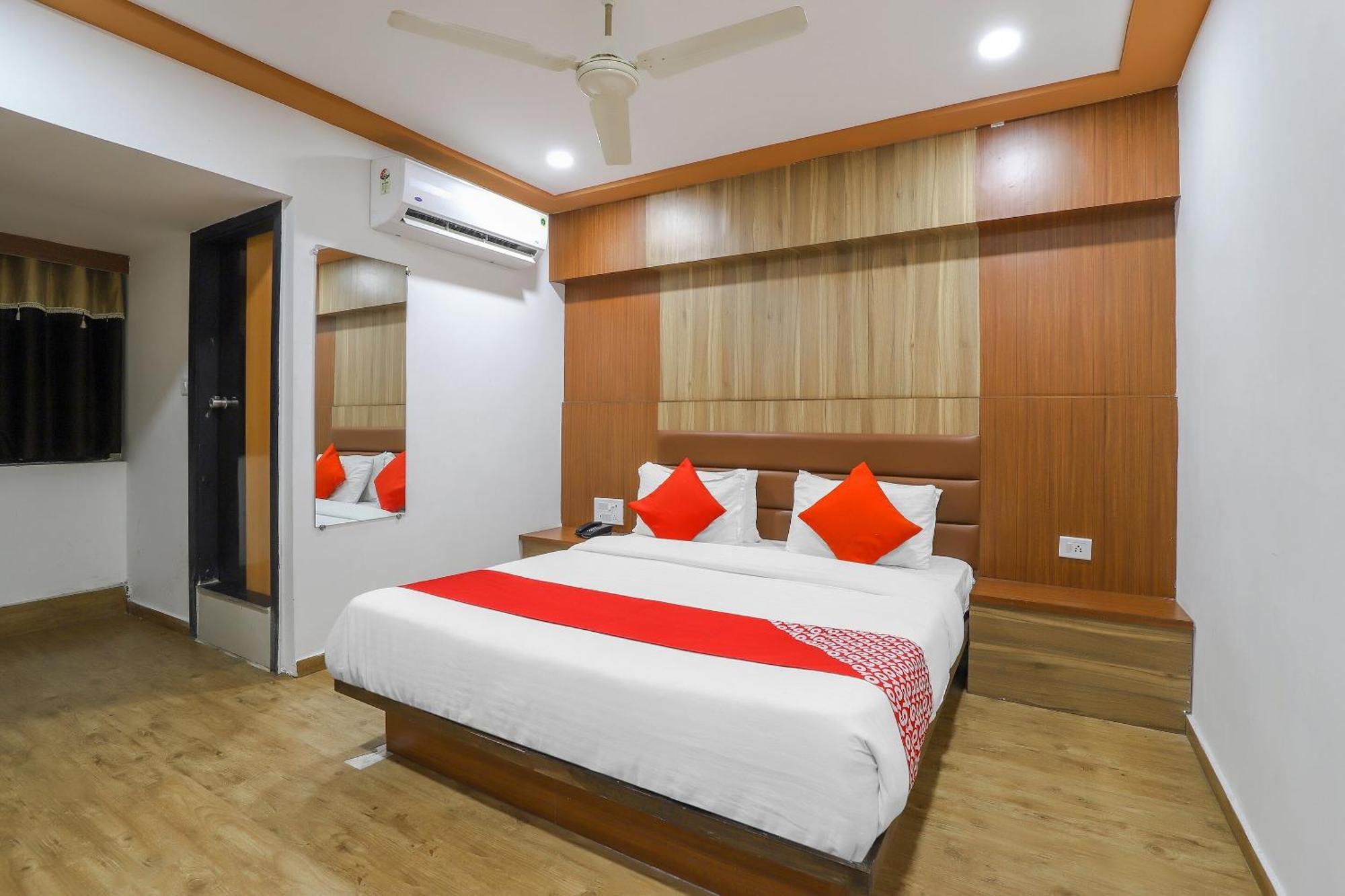 Oyo Hotel Shree Niwas Ahmedabad Esterno foto