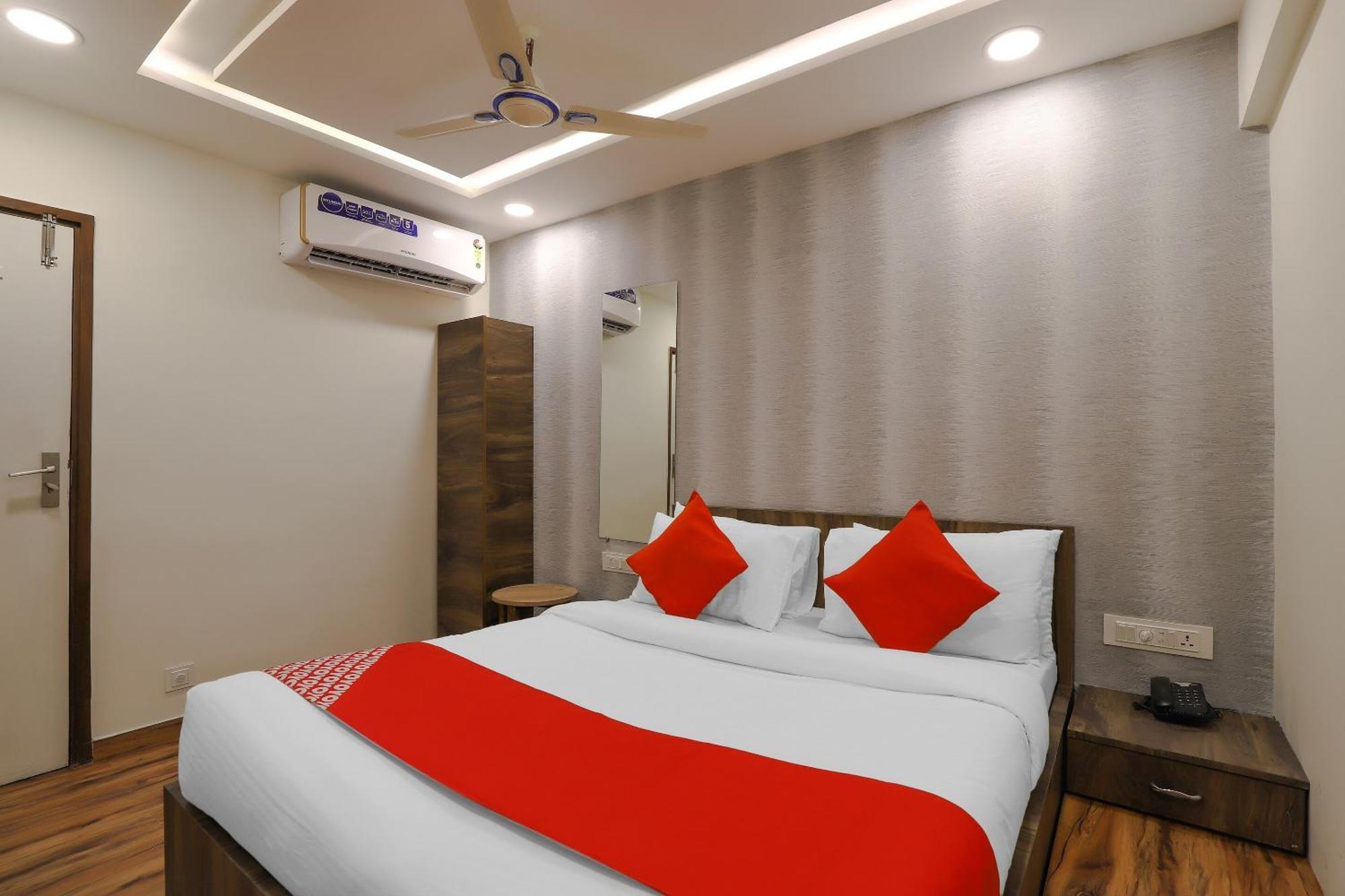 Oyo Hotel Shree Niwas Ahmedabad Esterno foto