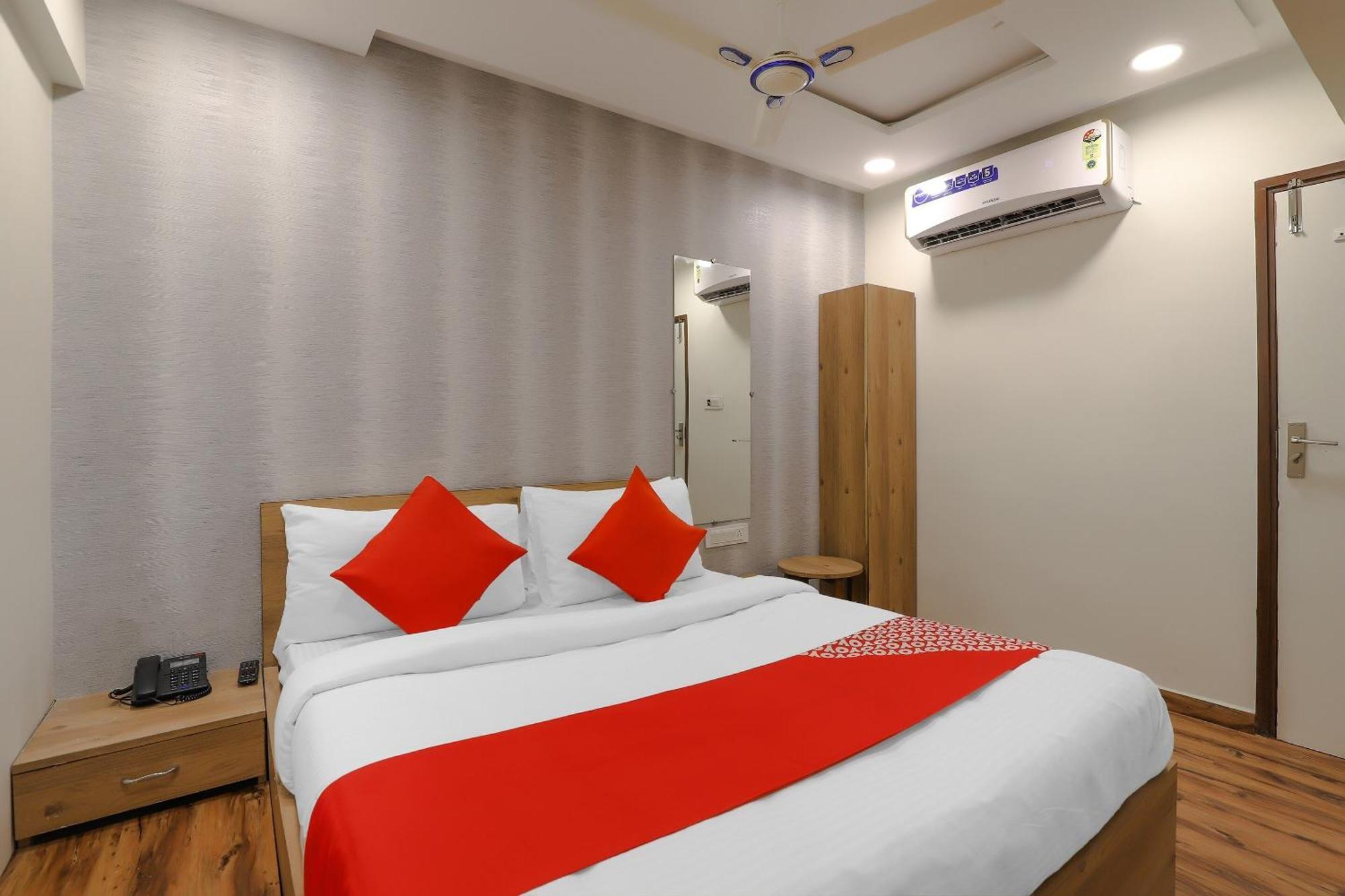 Oyo Hotel Shree Niwas Ahmedabad Esterno foto
