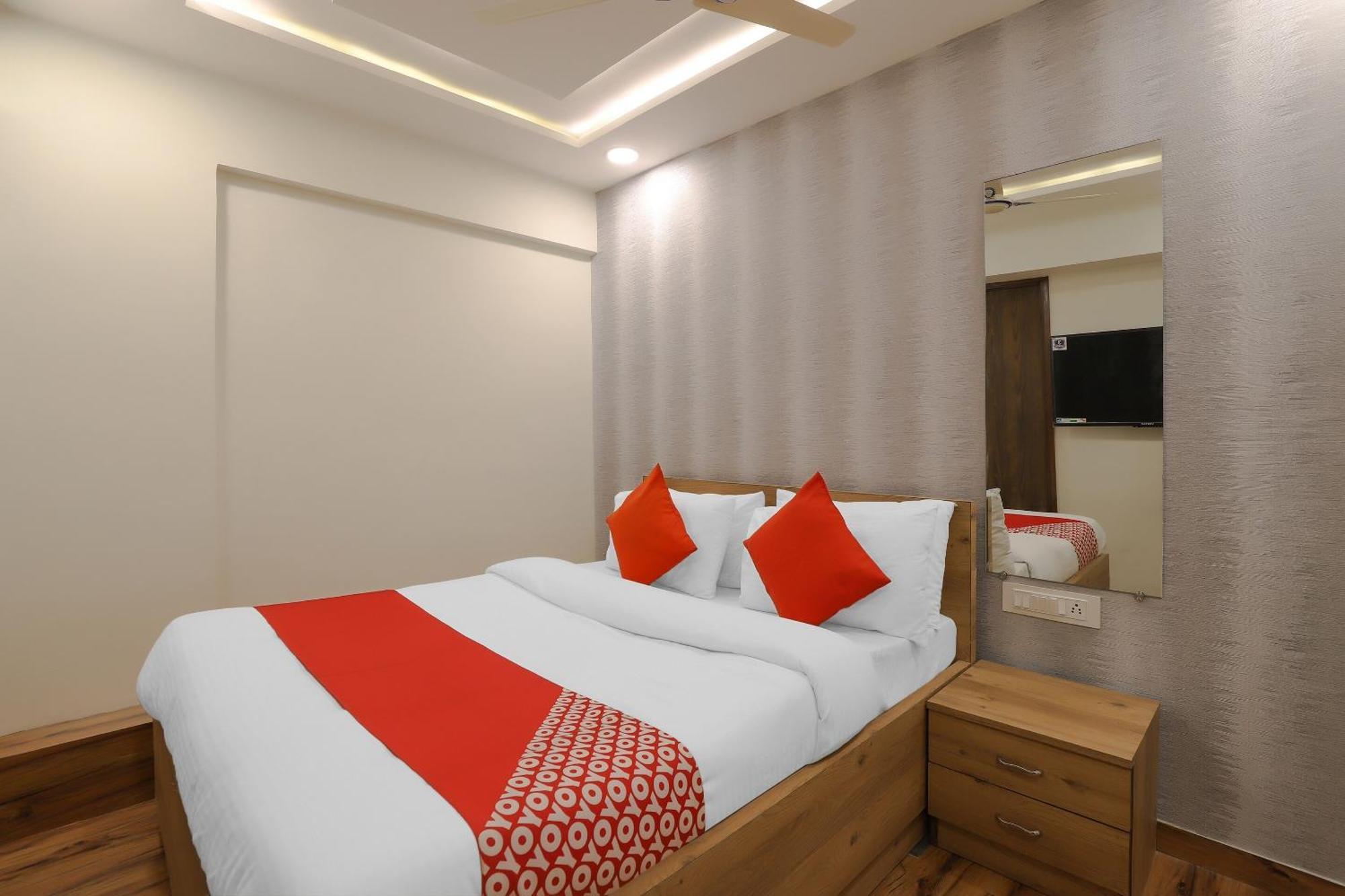 Oyo Hotel Shree Niwas Ahmedabad Esterno foto