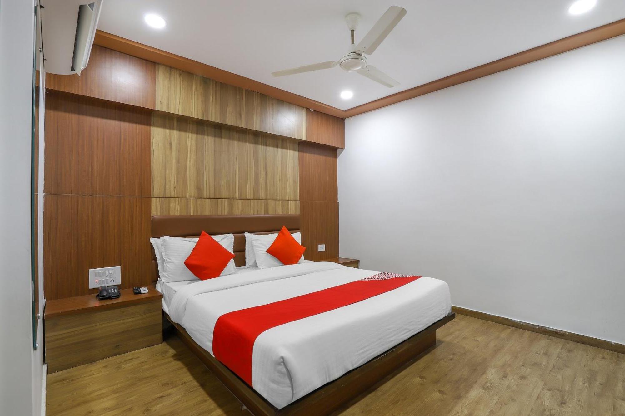 Oyo Hotel Shree Niwas Ahmedabad Esterno foto