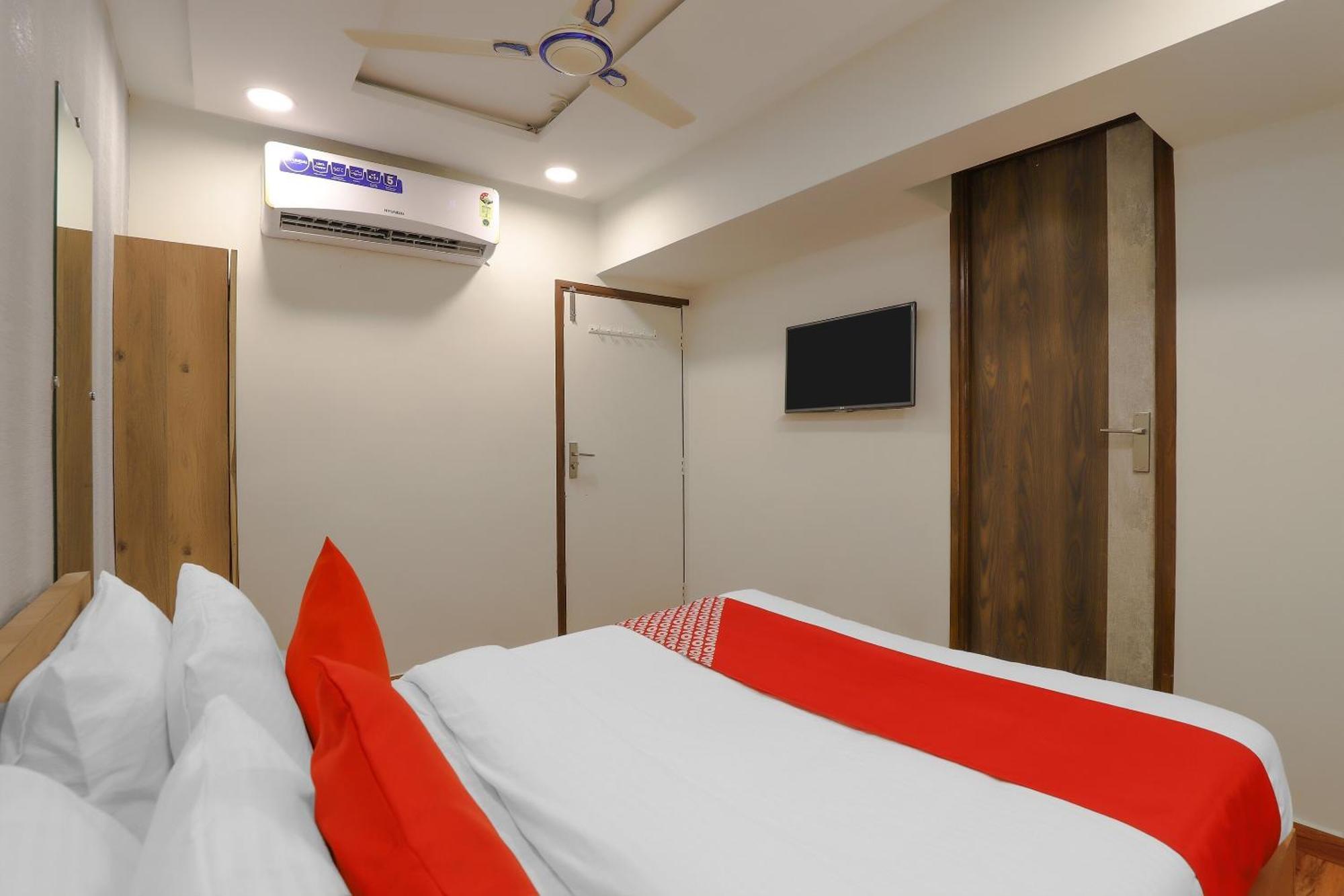 Oyo Hotel Shree Niwas Ahmedabad Esterno foto