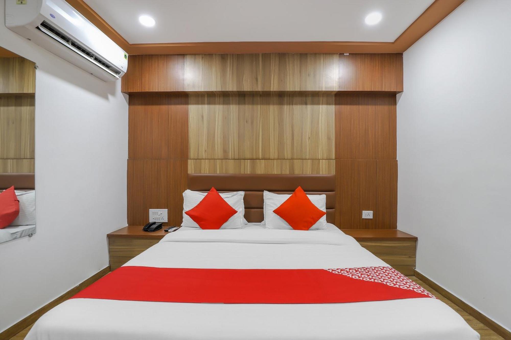 Oyo Hotel Shree Niwas Ahmedabad Esterno foto