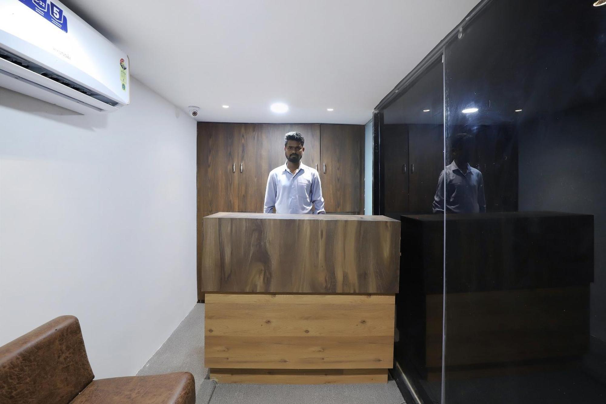 Oyo Hotel Shree Niwas Ahmedabad Esterno foto
