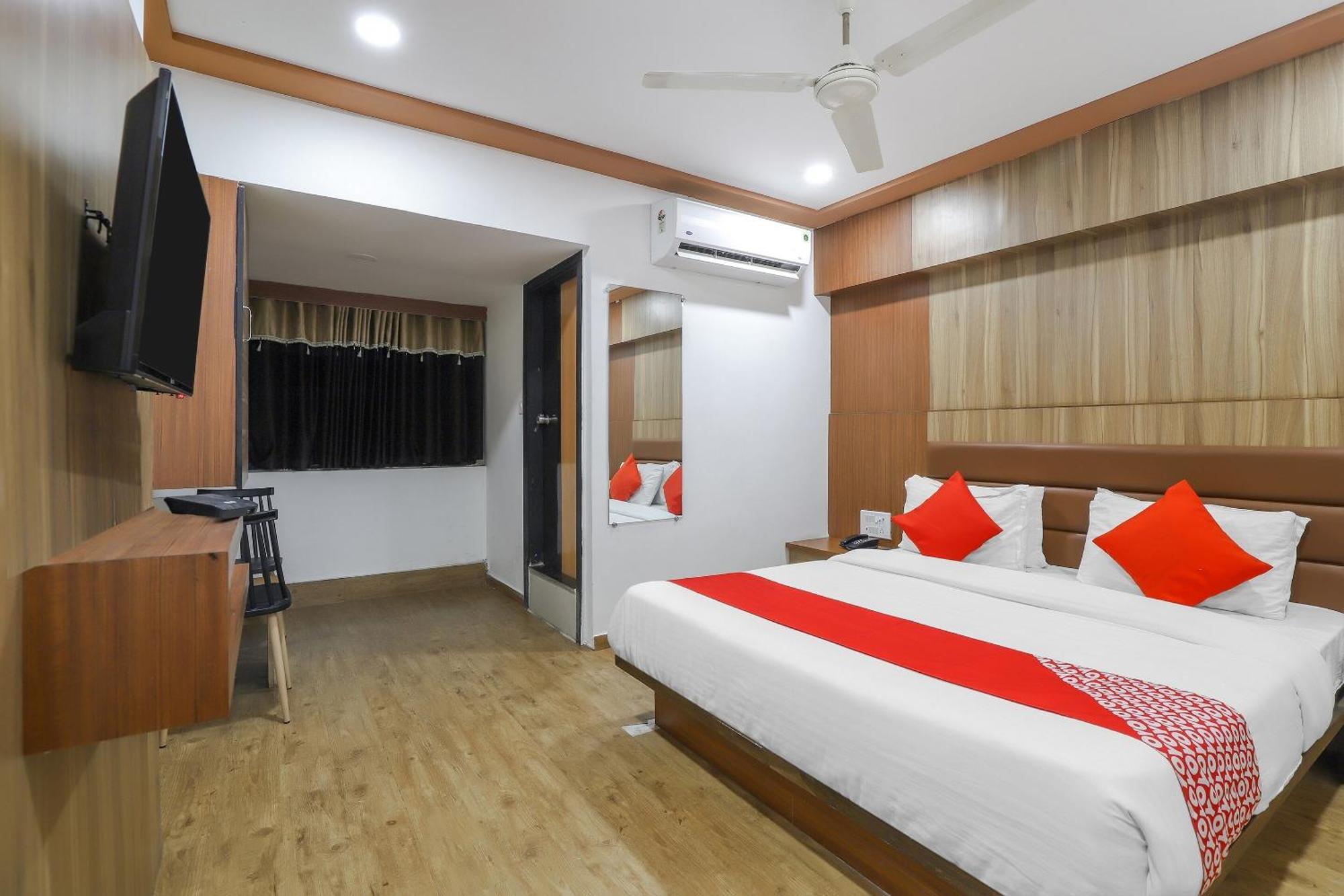 Oyo Hotel Shree Niwas Ahmedabad Esterno foto